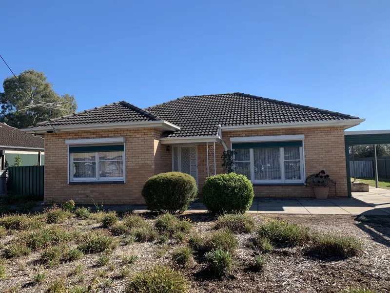 LOVELY HOME WITH DOUBLE GARAGE IN A FANTASTIC AREA