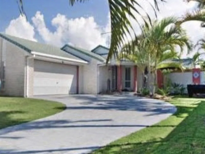 Family Home with a Pool - a Stroll to the Pumice Passage.
