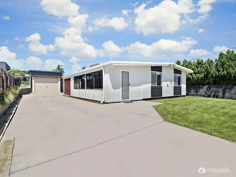 1 Minute Stroll to Emu Park CBD!