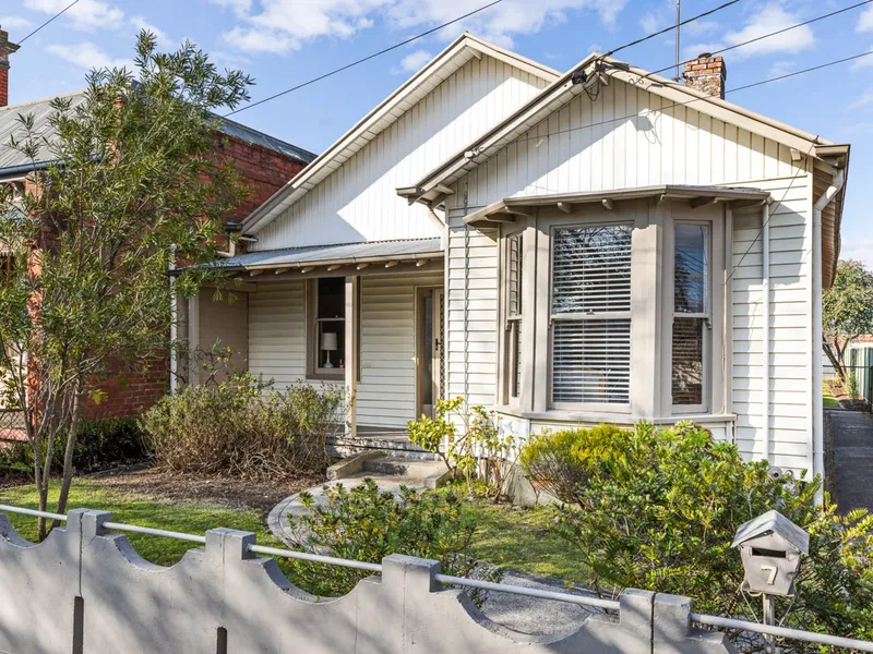 Prime Location Heritage style Home Meters to Sturt Street