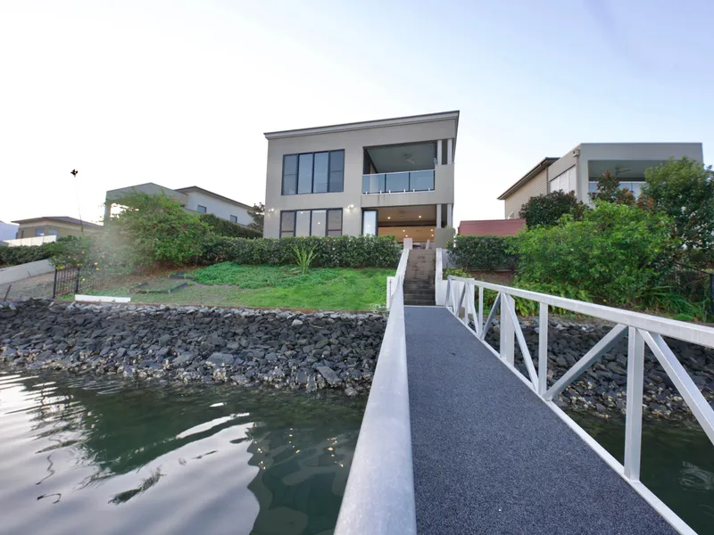 BEAUTIFUL FULLY FURNISHED WATERFRONT HOME