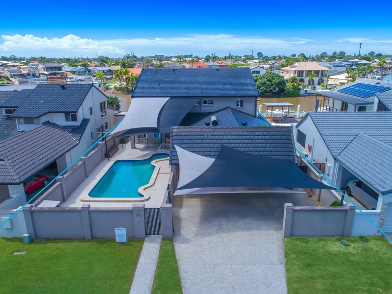 Luxury Waterfront House Looking For You