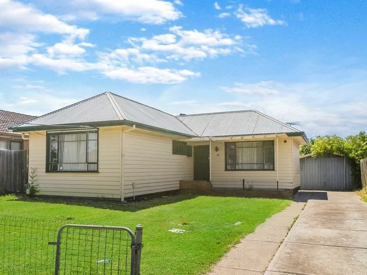 Walking distance to St Albans Train Station and Shop!