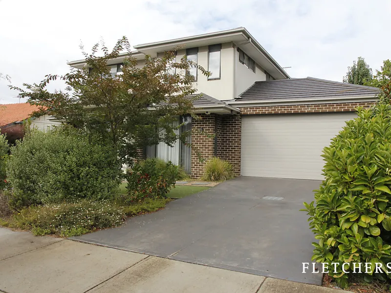 SPACIOUS FRONT EXECUTIVE TOWNHOUSE RESIDENCE IN PRESTIGIOUS LOCALE - MOMENTS WALK FROM KINGSWOOD COLLEGE