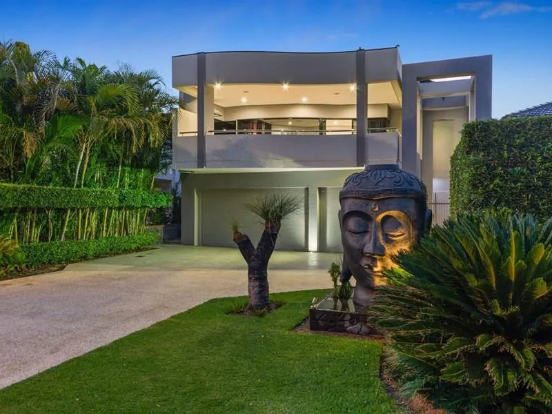 DAZZLING OSWALD TWO STOREY 4 BRM 3BTH RESIDENCE - RIVER AND CITY VIEWS