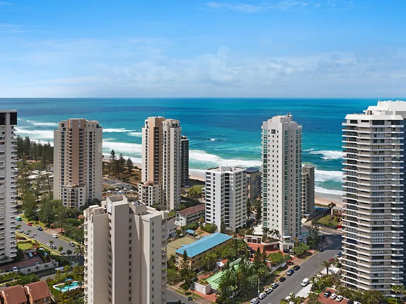 FULLY FURNISHED APARTMENT MAIN BEACH - STUNNING BEACH FRONT VIEWS