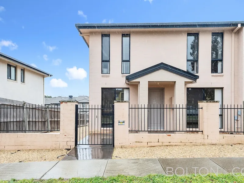 Spacious 3 bedroom townhouse with extra parking options