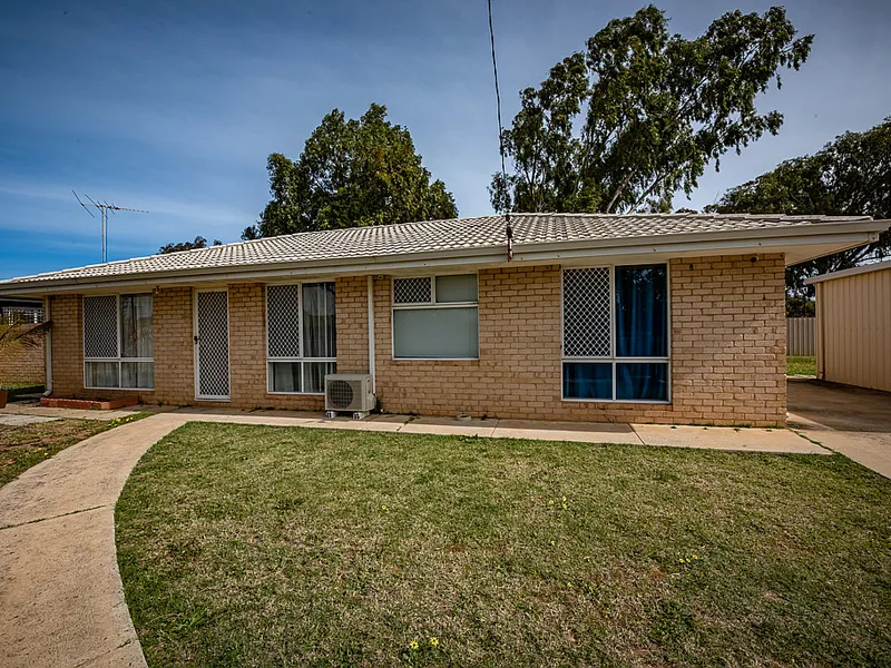Neat And Tidy Home With A Shed!