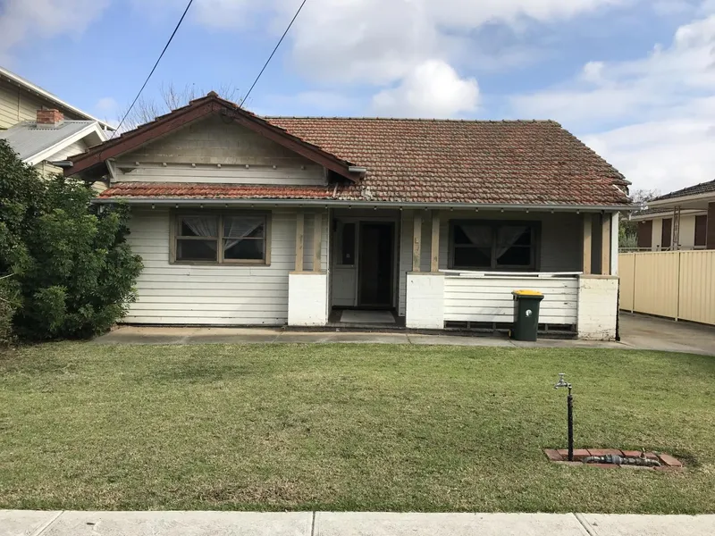 FAMILY HOME READY TO UPGRADE, PERFECTLY CONVENIENT IN QUIET PRECINCT