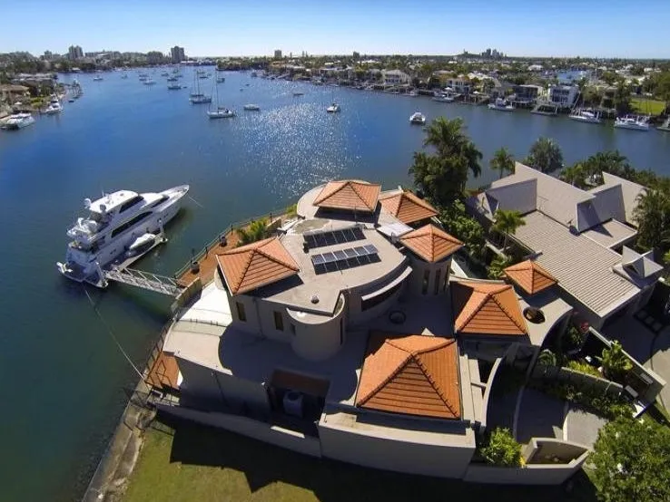 HOLIDAY FOR 6 MONTHS IN WATERFRONT SPLENDOUR