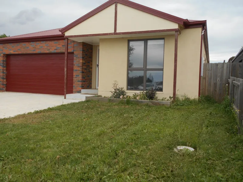 Move in ready! (as new) Spacious 3 Bed 2 Bath walking distance to Clunes Village!