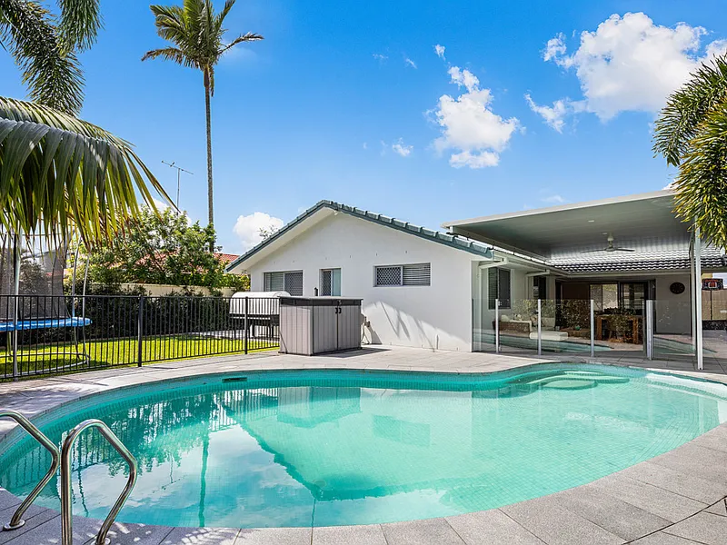 Light, Bright and Easy Living in Mermaid Waters