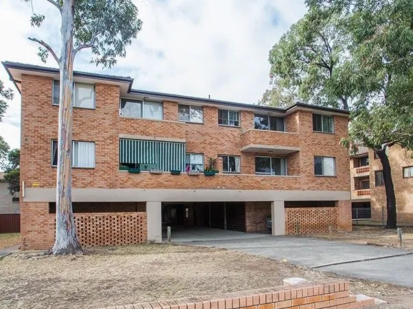 Tidy Two Bedroom - Short Walk to Merrylands - 1 week rent free