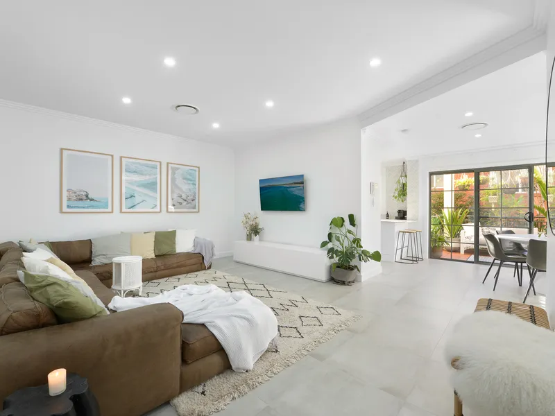 Stylishly renovated coastal retreat in boutique block