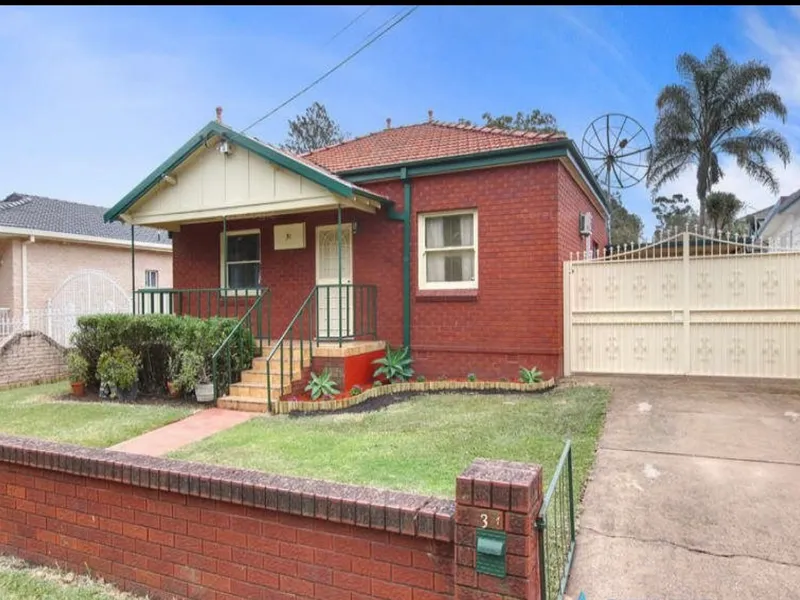 Perfect Three Bedroom House For rent bat Merrylands''