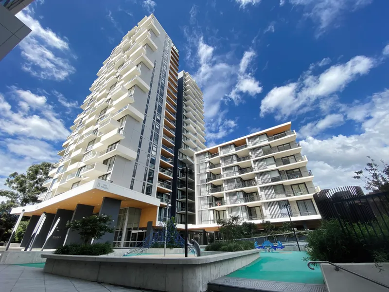 High Rise Views - 1 Bedroom Plus Study