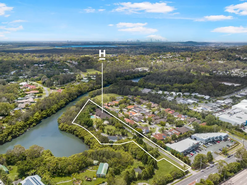 MULTIPLE OPPORTUNITIES, LARGE WATERFRONT HOME on 9,647m2