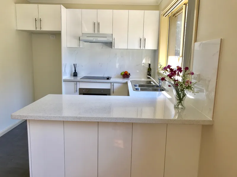 Young & good quality brick veneer 3brs house in private & quiet location - pet ok