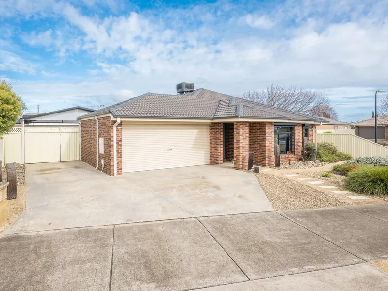 3 Bedroom in North Shepparton with huge entertaining area & shed.