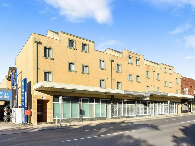 Renovated timber floor 3 bedrooms, double storeys apartment