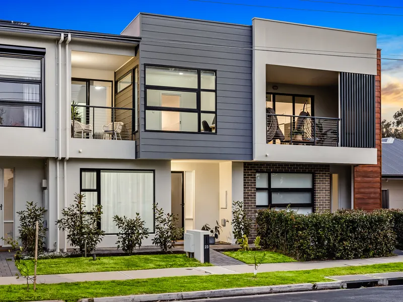 Architecturally Designed Townhouse In Exclusive Parkside Location