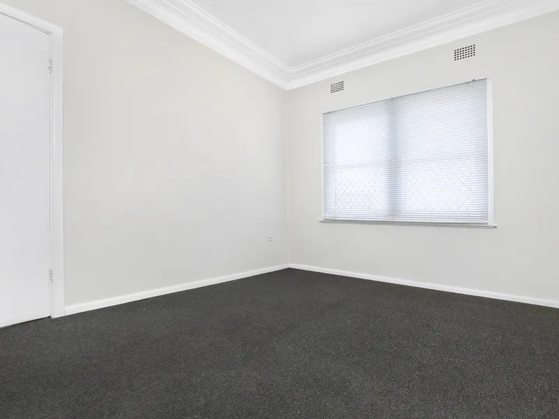 NEAT & TIDY FRESHLY PAINTED UNIT