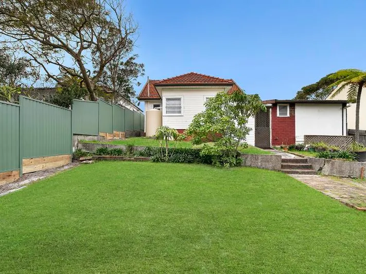 NEATLY PRESENTED 2 BEDROOM COTTAGE MOMENTS FROM LOCAL AMENITIES!