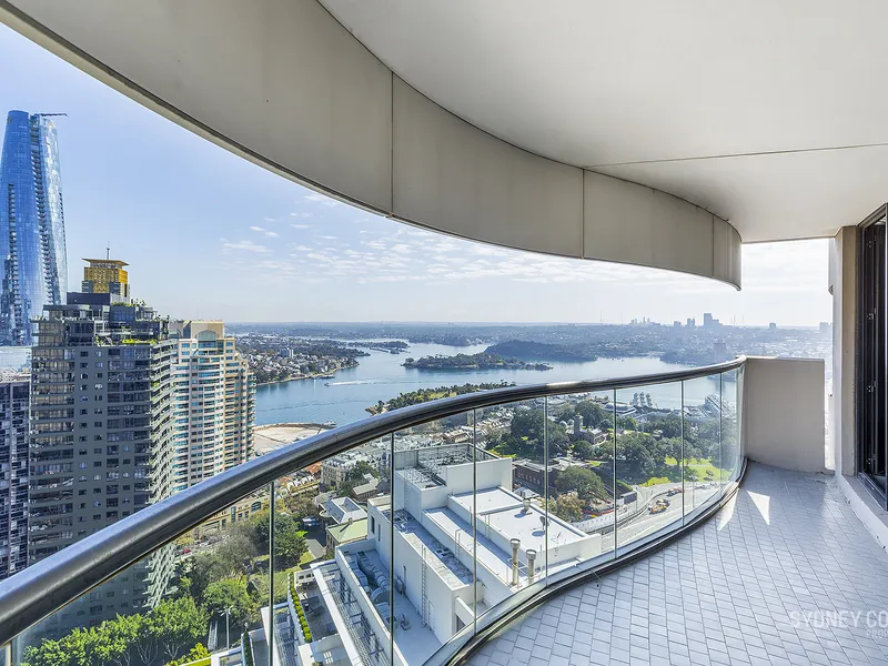 SOUTH WEST FACING APARTMENT WITH SOARING WESTERN HARBOUR VIEW