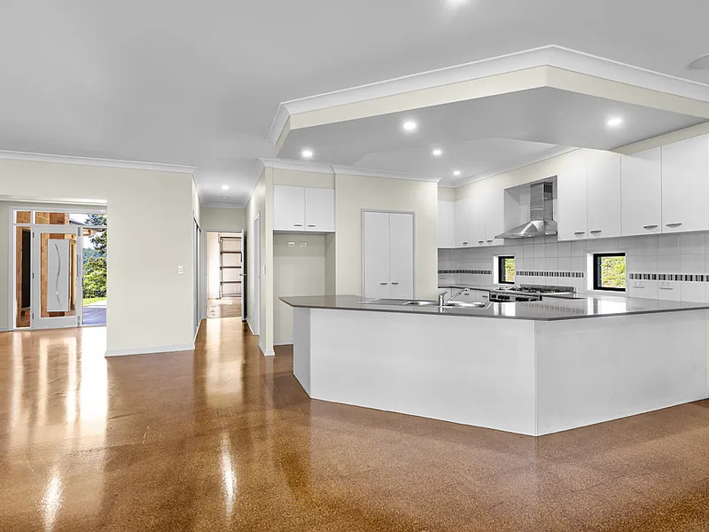 Family Home, 5 Bedroom, 3 Living, Acreage