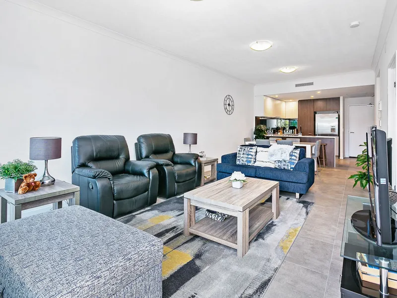 STOP SEARCHING! MINUTES TO THE WATER - MUST BE SOLD. 3113/397 CHRISTINE AVENUE, VARSITY LAKES