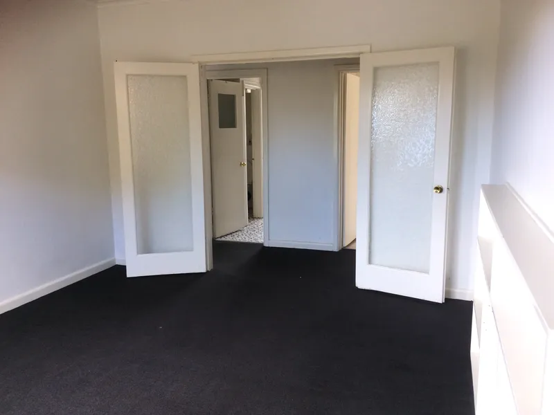 2 BEDROOM GROUND FLOOR APARTMENT CLOSE TO EVERYTHING