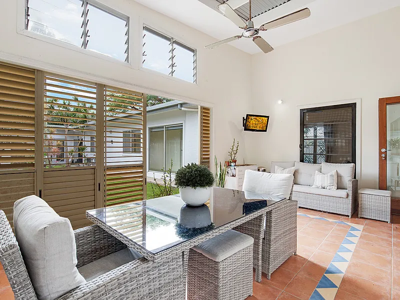 RETRO BEACH HOUSE WITH DUAL LIVING - WALK TO BEACH