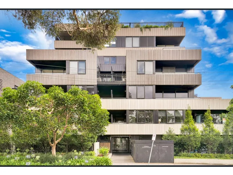 Modern One Bedroom Apartment with Private Courtyard