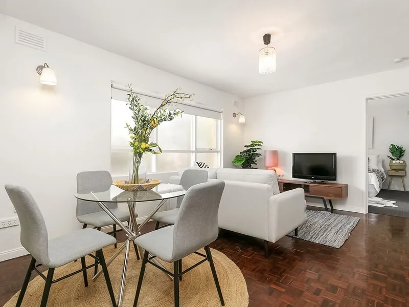 IMPRESSIVE GROUND FLOOR APARTMENT