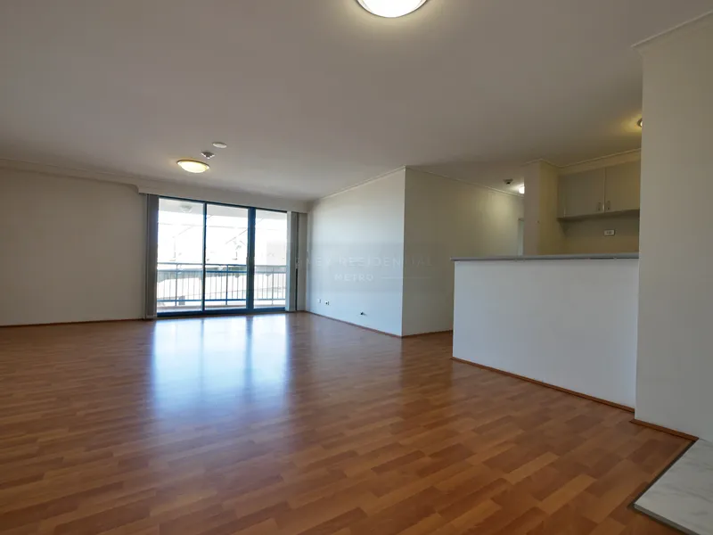 Spacious 2 Bedroom Apartment - Bayview Waters!