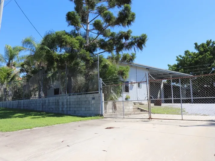 INDUSTRIAL WORKSHOP & LIVING QUARTERS