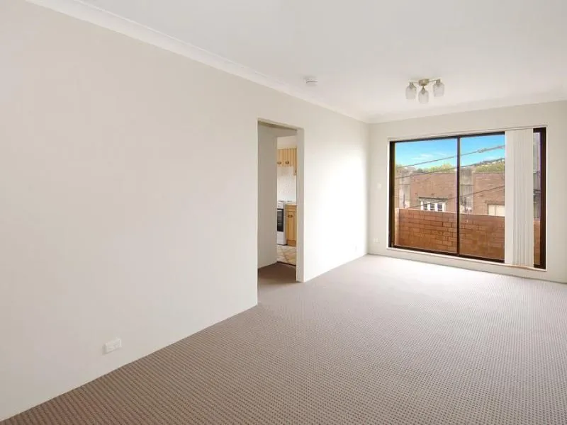 LARGE ONE BEDROOM APARTMENT IN A CONVENIENT LOCATION