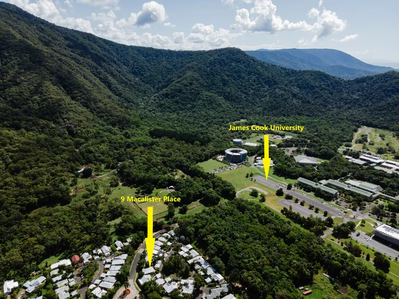 IDEALLY LOCATED - WALKING DISTANCE TO UNI & SHOPS