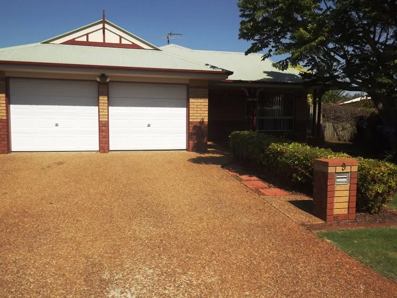 Beautifully Presented 3 Bedroom Brick In a Quiet Street