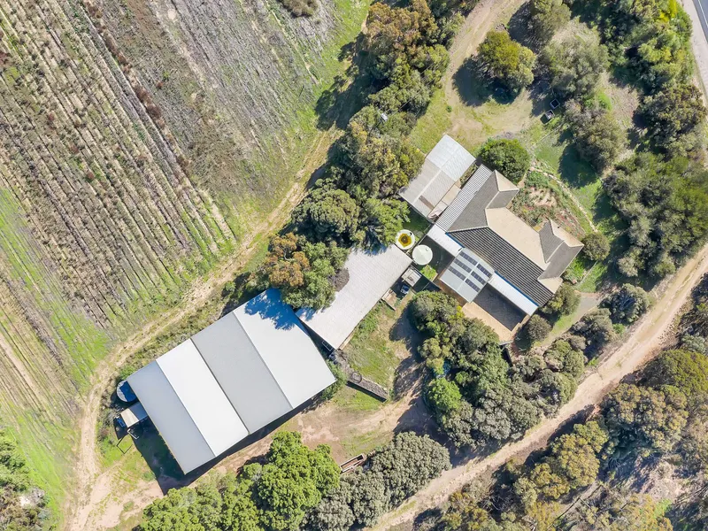 1402 JERVOIS ROAD, WOODS POINT. SA. 5253 - LIFESTYLE OPPORTUNITIES