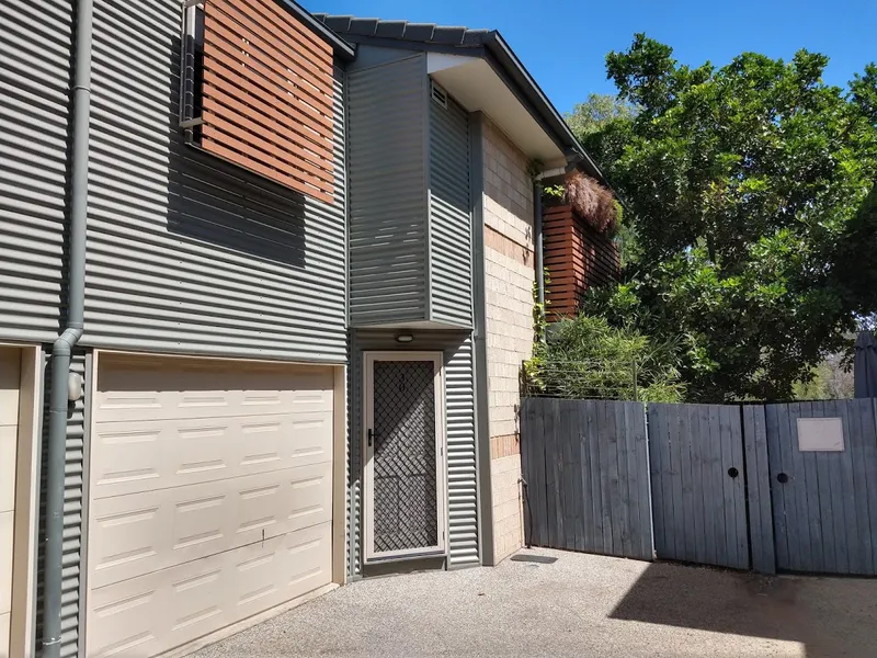 Three Bedroom Townhouse, handy to the train station.