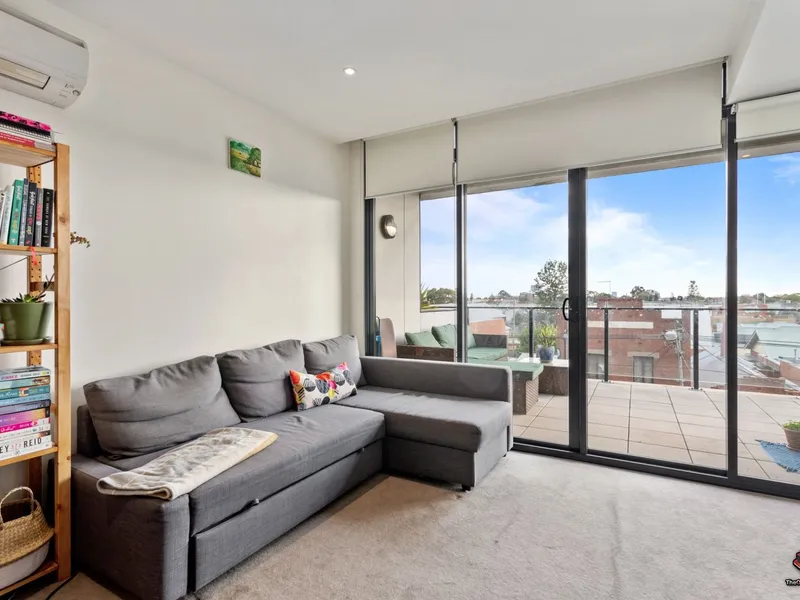 BOUTIQUE ONE BEDROOM LIVING ON LYGON ST HUGE BALCONY