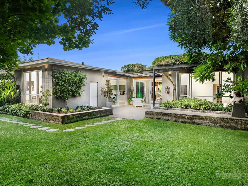 A MID CENTURY CLASSIC, A UNIQUE SANCTUARY