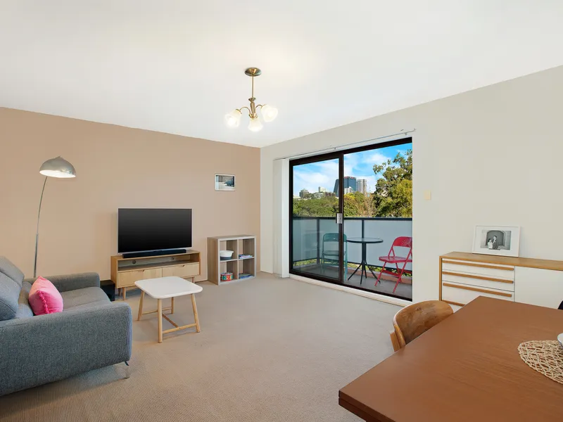 Well presented, spacious 2 bedroom top floor apartment
