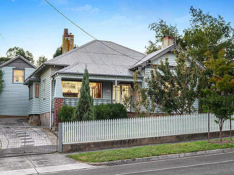 Beautifully Renovated Victorian Home On 1653sqm With Dual Driveway!