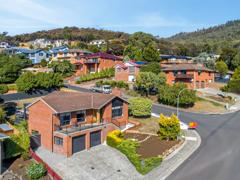 LISTEDAS - HOOLEY DOOLEYS