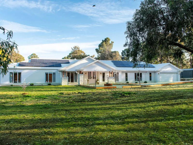 Luxurious Modern Family Country Retreat