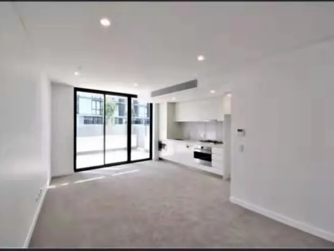 Huge Courtyard & Near Everything & Bathtub & Unfurnished