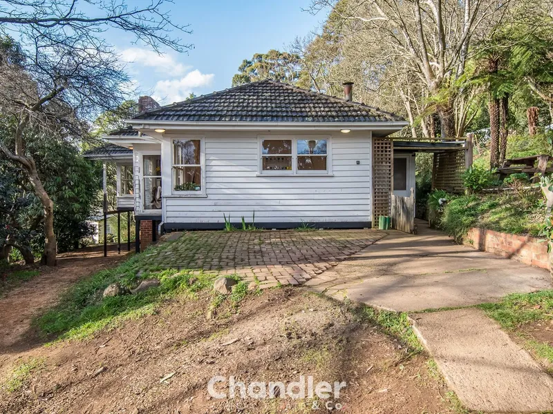 A CLASSIC COTTAGE ON A SUNNY HALF AN ACRE!