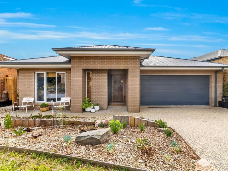 Modern, Spacious And Tastefully Furnished!